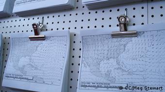 Foto von Wetterkarten in einem meteorologischen Observatorium (CC/Mag Stewart)