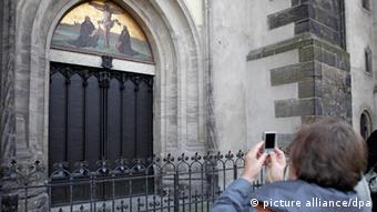 Até hoje, as 95 teses estão perpetuadas em bronze na porta da igreja em Wittenberg