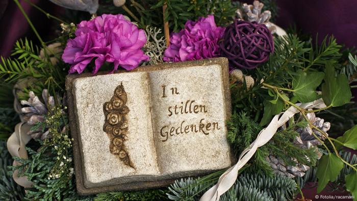 Grab mit einem aufgeschlagenen Buch In stillen Gedenken