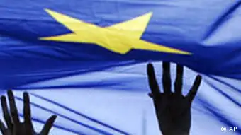 Symbolbild, EU, Fahne, Flagge, Hände, Hand