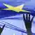 Symbolbild: Zwei Hände greifen nach einer EU-Flagge (Foto: AP)