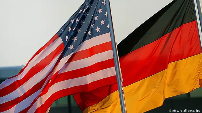 Eine deutsche und eine US-Flagge (l) wehen am Mittwochabend (12.07.2006) auf dem Flugplatz Rostock-Laage. US-Präsident Bush besucht auf Einladung von Bundeskanzlerin Merkel das Bundesland Mecklenburg-Vorpommern. Foto: Michael Hanschke dpa/lmv +++(c) dpa - Report+++