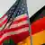 Zwei wehende Flaggen, eine deutsche und eine US-amerikanische (Foto: dpa)