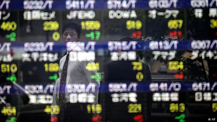 A man looks at an electric stock board of a securities firm in Tokyo Wednesday, April 25, 2012. Asian stock markets rose Wednesday after earnings from Apple Inc. and other U.S. companies blew past expectations, providing a distraction from the economic and political turbulence intensifying in Europe over its debt crisis. Japan's Nikkei 225 rose 1 percent to 9,562.30 as the yen slipped against the dollar, a movement generally benefiting the country's exporters. (Foto:Itsuo Inouye/AP/dapd)
