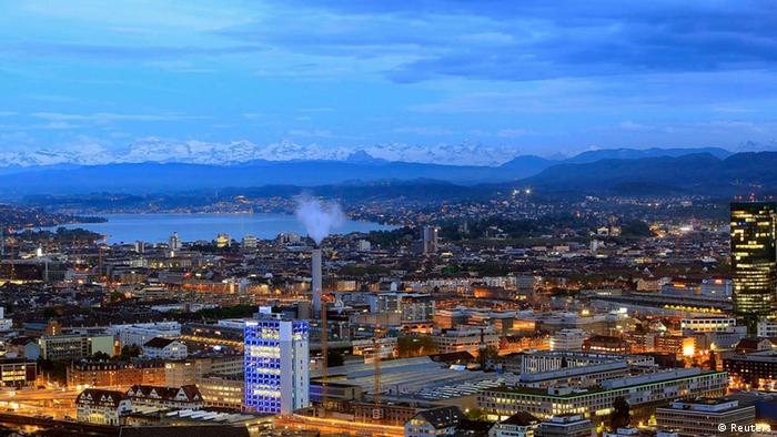 زوریخ، پرجمعیت‌ترین شهر سوئیس که مهم‌ترین قطب اقتصادی این کشور نیز محسوب می‌شود در رتبه چهارمین شهر گران جهان قرار گرفته است. 