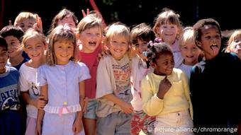 Eine Gruppe von Kindern verschiedener Nationen und Hautfarben (Foto: picture-alliance/chromorange