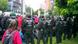 Polizisten haben sich in einer Reihe formiert vor den mutmaßlichen Demonstranten der "Bloccupy-Bewegung" im Bankenviertel von Frankfurt/ Main. (Foto: Wolfgang Dick/ DW) Polizisten haben sich in einer Reihe formiert vor den mutmaßlichen Demonstranten der "Bloccupy-Bewegung" im Bankenviertel von Frankfurt/ Main. (Foto: Wolfgang Dick/ DW)