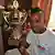 Henry Wanyoike mit Pokal (Foto: Alfred Kiti/DW)