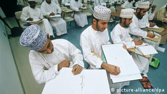 Studenten der Technischen Fakultät der Sultan-Qabus-Universität in Muskat sitzen in einer Vorlesung (Foto: dpa)