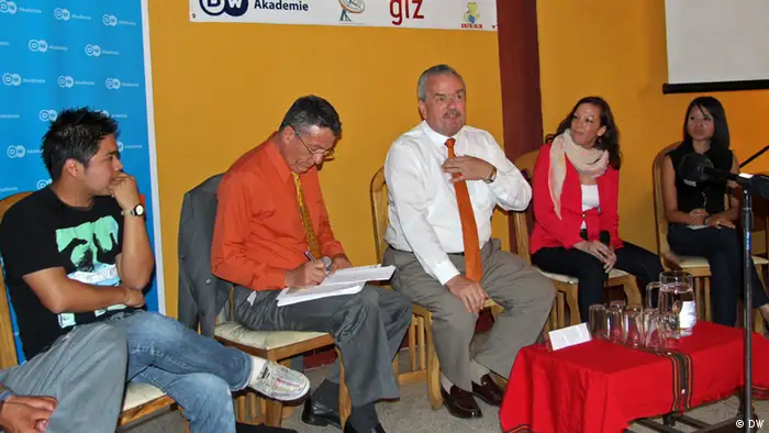 Begegnung in Guatemala: DW-Intendant Erik Bettermann beim Jugendsender Radio Joven