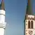 Islam und Christentum nebeneinander: Blick auf den Bau und das Minarett der neuerrichteten Yavus Sultan Selim Moschee in Mannheim. Rechts der Kirchturm der Liebfrauenkirche.