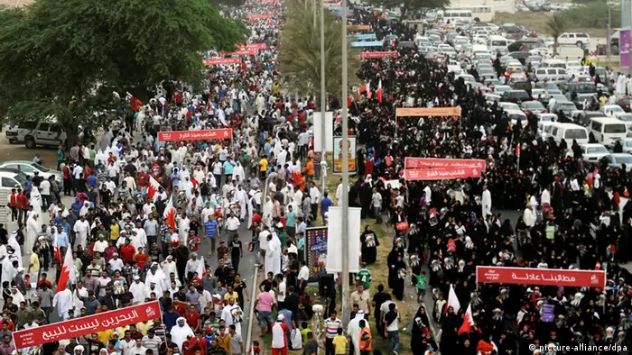 epa03224529 Pro-reform protesters march along Budaiya highway north of Manama, Bahrain, 18 May 2012. Thousands of pro-reform supporters marched in Bahrain on 18 May 2012 to decry proposed plans of unity with neighboring Saudi Arabia. The protesters, answering a call by the leading opposition groups, encompassing the leading Shiite and liberal groups, called for reforms to be introduced and for political prisoners to be released. The protesters also chanted against the recent US decision to partially lift the arms sales ban on Bahrain, while at the same time expressing support for Ayatollah Sheikh Isa Qassim, a leading Shiite clergyman, who has been accused of the authorities of flaring up sectarianism and tension in the country. EPA/MAZEN MAHDI