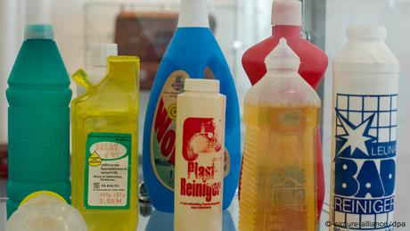 Plastic bottles with cleaning products (picture-alliance/dpa)