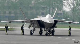 China Militär Kampfflugzeug J-20 Tarnkappenbomber