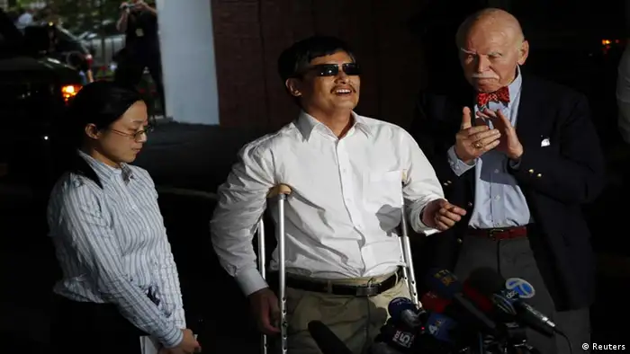 Blind Chinese dissident Chen Guangcheng (C) speaks to members of the media after arriving in New York May 19, 2012. China allowed Chen to leave a hospital in Beijing on Saturday and travel to the United States to study at New York University in a move that could signal the end of a diplomatic standoff between the two countries. REUTERS/Keith Bedford (UNITED STATES - Tags: POLITICS MEDIA) // eingestellt von nis
