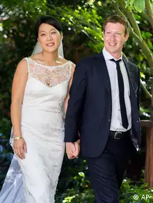 This photo provided by Facebook shows Facebook founder and CEO Mark Zuckerberg and Priscilla Chan at their wedding ceremony in Palo Alto, Calif., Saturday, May 19, 2012. Zuckerberg updated his status to married on Saturday. The ceremony took place in Zuckerberg's backyard before fewer than 100 guests, who all thought they were there to celebrate Chan's graduation. (Foto:Facebook, Allyson Magda Photography/AP/dapd)