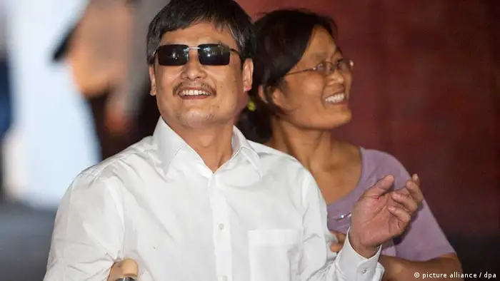 epa03226624 Chen Guangcheng, blind Chinese human rights activist and his wife Yuan Weijing smile as they arrive at a New York University housing, in New York, USA, 19 May 2012. Chen left China for the United States with his wife Yuan Weijing, their two children, his son Chen Kerui and daughter Chen Kesi. Blind activist Chen Guangcheng of China and his family arrived at the Newark, New Jersey, international airport after anxious weeks about his fate if he stayed in his home country. The United-Continental Airlines aircraft left China early 19 May for the United States after Chinese officials surprised Chen's supporters with permission to leave his homeland. EPA/RAMIN TALAIE +++(c) dpa - Bildfunk+++