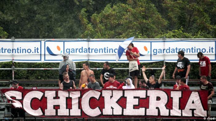 Mitglieder der Ultra-Fan-Gruppierung Schickeria warten in der Kurve mit einem Banner. (Foto: Sebastian Widmann/dapd)
