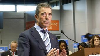 NATO-Generalsekretär Anders Fogh Rasmussen am Mikrofon (Foto: DW/Bernd Riegert)