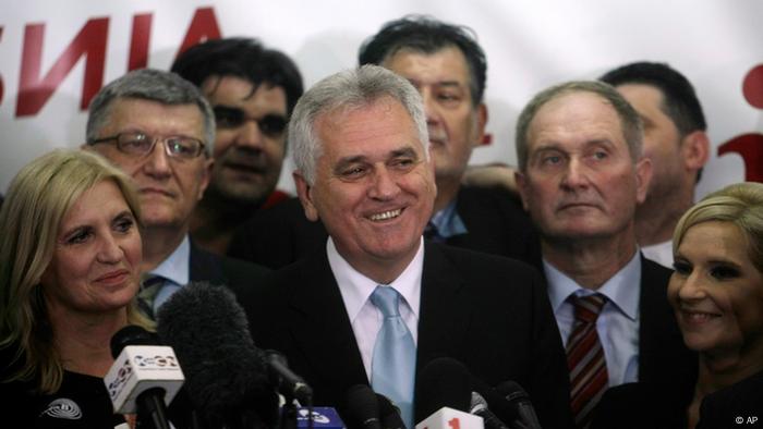 Wahlsieger Tomislav Nikolic (Mitte) der Präsidentschaftswahlen in Serbien (Foto: AP/dapd)