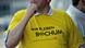 Ein Mitarbeiter traegt vor dem Tor 1 des Opel-Werks in Bochum am Rande einer Betriebsversammlung ein T-Shirt der Industriegewerkschaft (IG) Metall mit der Aufschrift "Wir bleiben Bochum" (Foto: dapd) Ein Mitarbeiter traegt vor dem Tor 1 des Opel-Werks in Bochum am Rande einer Betriebsversammlung ein T-Shirt der Industriegewerkschaft (IG) Metall mit der Aufschrift "Wir bleiben Bochum" (Foto: dapd)