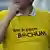 Opel-Mitarbeiter mit T-Shirt der Industriegewerkschaft (IG) Metall mit der Aufschrift "Wir bleiben Bochum". (Foto: dapd)