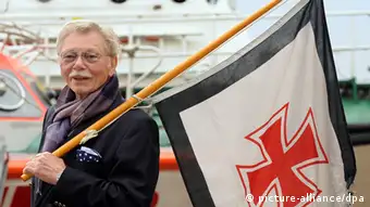 Uwe Friedrichsen in Bremen mit Rettungsflagge der Deutschen Gesellschaft zur Rettung Schiffbrüchiger in Bremen, deren Botschafter er war (2011)