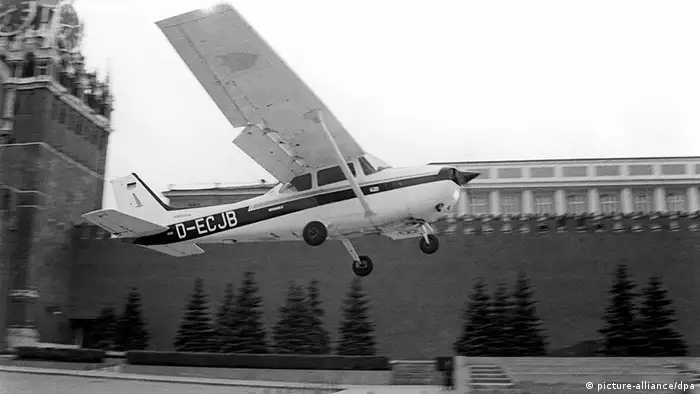 Самолет Матиаса Руста над Красной площадью
