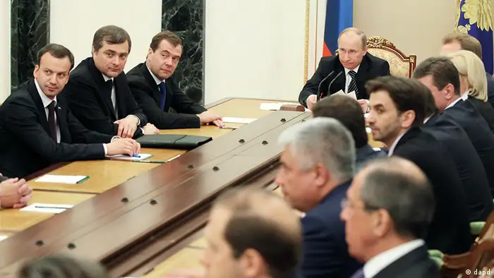 Russian President Vladimir Putin, center rear right, and Prime Minister Dmitry Medvedev, third left, meet with a new Cabinet in the Kremlin in Moscow, Monday, May 21, 2012. Russian President Vladimir Putin named a new Cabinet Monday, warning its members that they will have to fulfill their duties in a difficult global economic climate. From left, Deputy Prime Ministers Arkady Dvorkovich and Vladislav Surkov. (Foto:RIA-Novosti, Yekaterina Shtukina, Presidential Press Service/AP/dapd)