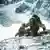 Eine dramatische Besteigung des Mount Everest zeigt erstmals ein Film in Großleinwandtechnik (IMAX) - die Filmszene zeigt Sherpas beim Aufstieg. Der Film "Everest", der am Donnerstag abend (26.02.1998) in München Europa-Premiere hatte, zeigt die Besteigung des 8 848 Meter hohen Berges durch den Amerikaner Ed Viesturs, der ohne Sauerstoffmaske den Gipfel erstürmt. Bei der Expedition im Mai 1996 kamen acht Bergsteiger ums Leben. Der Film wird am 12. März in deutscher Fassung in München anlaufen und soll weltweit vertrieben werden. (zu lby 031 vom 27.02.1998) dpa