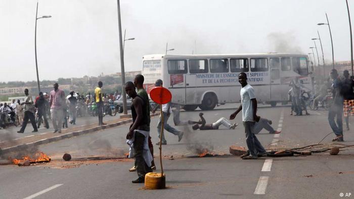 Protesters take to the streets in Bamako, Mali, Monday May 21, 2012. They were protesting Dioncounda Traore's nomination to transitional president for the next 12 months. The junta led by Capt. Amadou Sanogo had been opposed to the extension of the interim president's term, which under the Malian constitution was due to run out on Tuesday. ECOWAS had threatened to reimpose sanctions on Mali if the junta did not stop interfering in the transition. (Foto:Sissoko Alou/AP/dapd)