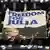 Abgeordnete halten ein Spruchband "Freiheit für Julia" mit einem Bild Timoschenkos hoch (EPA/PATRICK SEEGER pixel)