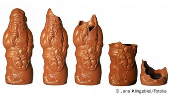 Fünf Schokoladennikoläuse nebeneinander: der erste steht noch komplett da, die übrigen reduzieren sich, bis beim letzten nur noch die Füße zu sehen sind