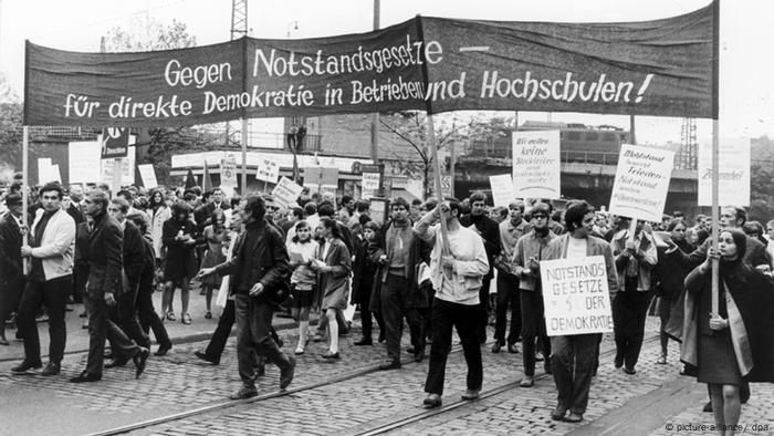 Manifestación contra Ley de Emergencia en Düsseldorf`en 1968.
