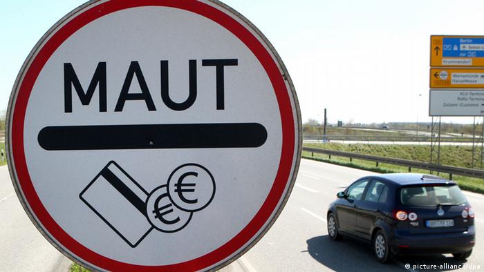 Ein Verkehrsschild steht an einer Zufahrtstraße zum mautpflichtigen Warnowtunnel in Rostock (Foto: dpa)