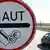 Немецкий дорожный знак "Плата за проезд", мимо которого проезжает легковой автомобиль