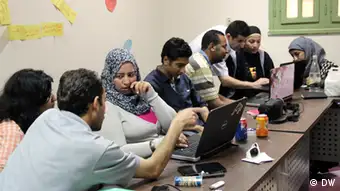 Fotos aus dem Training: Wahlberichterstattung und Politische Kommunikation in Nordafrika 2012. Mit dem Projekt unterstützt die DW Akademie seit Anfang 2012 bis ausgewählte Medien in Tunesien, Libyen und Ägypten. In Kairo sind dies die Privatsender ON-TV und 25TV, das Online-Nachrichtenportal Masrawy, das Bürgerjournalisten-Netzwerk RNN und der Ägyptische Journalistenverband. Die Partner erhalten Workshops, On-the-Job-Training und Beratung. Alle Aktivitäten bündeln sich um die Wahlen und zielen auf eine freie, faire und unabhängige Berichterstattung. Trainer ist u.a. Jens-Uwe Rahe.
