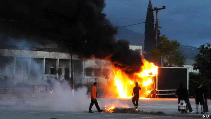 A truck burns during clashes between supporters of the extreme far-right Golden Dawn and police after an anti-immigrant protest in the southwestern Greek port of Patras on Tuesday, May 22, 2012. The marches followed the fatal stabbing of a local man, allegedly by Afghan illegal immigrants. Golden Dawn, which rejects the neo-Nazi tab, elected 21 legislators in last month's national elections, entering Parliament for the first time on a tide of anti-immigration sentiment. (Foto:Giannis Androutsopoulos/AP/dapd)