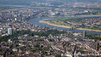 ** ACHTUNG SPERRFRIST - GESPERRT BIS DIENSTAG, 10. JUNI 2008, 01.01 UHR - ARCHIV ** Das Luftbild zeigt die Stadt Duesseldorf am Rhein, fotografiert am 1. Mai 2007. Duesseldorf hat die hoechste Lebensqualitaet unter den deutschen Grossstaedten. Das ergab eine Studie der Beratungsgesellschaft Mercer, in der weltweit 215 Grossstaedte untersucht wurden. (ddp images/AP Photo/Oliver Multhaup) ** zu APD5304 ** --- The city of Duesseldorf, western Germany, is seen in this May 1, 2007, aerial shot. Duesseldorf has about 580,000 inhabitants and is the state capital of North Rhine Westphalia. (ddp images/AP Photo/Oliver Multhaup)