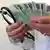 Symbolbild Korruption: Ein Arzt hält ein Stethoskop sowie etliche 100-Euro-Scheine in der Hand. Gestellte Aufnahme (Foto: picture-alliance/dpa)
