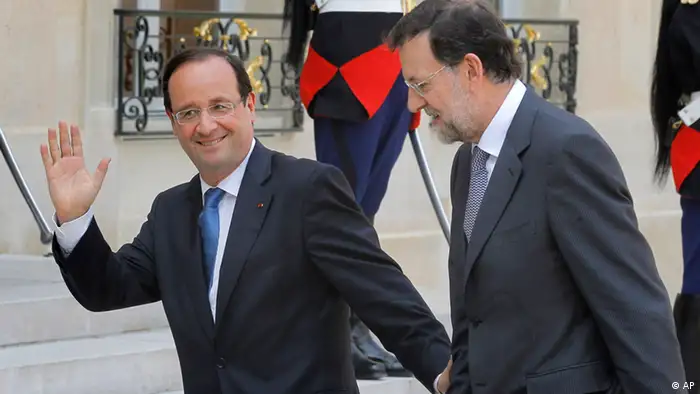 French President Francois Hollande, left, waves as he escorts Spain's Prime Minister Mariano Rajoy prior to their meeting in Elysee Palace, Paris, Wednesday, May 23, 2012. (Foto:Jacques Brinon/AP/dapd)