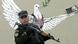 Soldat vor Friedenstaube Soldat vor Friedenstaube