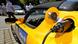 Ein Tesla Roadster wird bei der Rallye "E-Miglia" an einer Steckdose aufgeladen (Foto: dapd) Ein Tesla Roadster wird bei der Rallye "E-Miglia" an einer Steckdose aufgeladen (Foto: dapd)