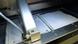 Rapid Manufactoring - Metall-Laserschmelzmaschine Bildbeschreibung: Eine Maschine zur Metallverarbeitung mit dem Rapid Manufactoring Verfahren. Links ist eine Platte auf der Bauteile entstehen, rechts ist ein Pulverreservoir. Dazwischen fährt ein Schieber hin und her, der Pulver auf die Platte befördert, wo es mit einem Laser verschmolzen wird. Aufgenommen in Duisburg am 3.5.2012 (Foto: DW/Fabian Schmidt) Rapid Manufactoring - Metall-Laserschmelzmaschine Bildbeschreibung: Eine Maschine zur Metallverarbeitung mit dem Rapid Manufactoring Verfahren. Links ist eine Platte auf der Bauteile entstehen, rechts ist ein Pulverreservoir. Dazwischen fährt ein Schieber hin und her, der Pulver auf die Platte befördert, wo es mit einem Laser verschmolzen wird. Aufgenommen in Duisburg am 3.5.2012 (Foto: DW/Fabian Schmidt)