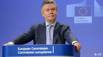EU Commissioner for Trade Karel De Gucht addresses the media at the European Commission headquarters in Brussels, Friday May 25, 2012. (Foto:Geert Vanden Wijngaert/AP/dapd)