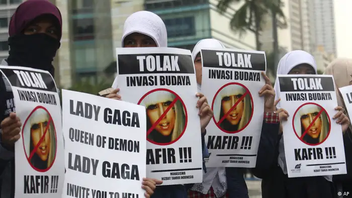 ARCHIV: Muslimische Frauen halten bei einem oeffentlichen Protest gegen ein Konzert von Lady Gaga, das fuer den 03. Juni 2012 in Jakarta, Indonesien, geplant ist, Protestplakate (Foto vom 24.05.12). Ungeachtet aller Proteste will Lady Gaga ihre Show fuer die Asien-Tour nicht entschaerfen. Ihr Manager Troy Carter sagte der Zeitung The Straits Times in Singapur vom Freitag (25.05.12), Lady Gaga macht die Show wie sie ist. (zu dapd-Text) Foto: Tatan Syuflana/AP/dapd