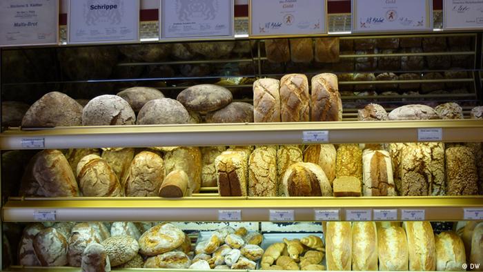 Die Brot-Auslage der einzigen koscher zertifizierten Bäckerei Berlins: der Bäckerei Kädtler im Viertel Prenzlauer Berg. Foto: DW/Ricarda Otte