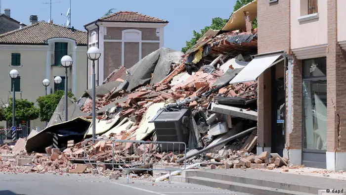 A collapsed building is seen in Cavezzo, northern Italy, Tuesday, May 29, 2012. A magnitude 5.8 earthquake struck the same area of northern Italy stricken by another fatal tremor on May 20. (Foto:Gianfilippo Oggioni, Lapresse/AP/dapd)