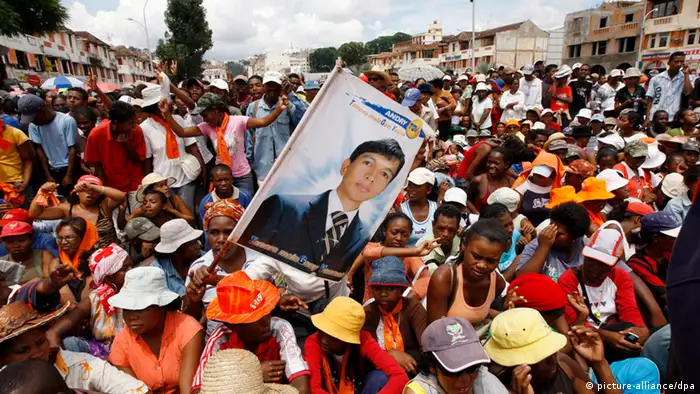 (FILE) A file photo dated 18 March 2009 shows supporters of then opposition leader Andry Rajoelina gathering in the streets as he arrives at a rally in Antananarivo, Madagascar. An army general in Madagascar declared 17 November that he had suspended the island_s institutions - as millions of people voted on a new constitution. General Noel Rakotonandrasana, ex-minister of the armed forces, told a press conference at a barracks near Antananarivo airport that a military committee had taken power from the interim authority of embattled leader Andry Rajoelina. EPA/KIM LUDBROOK +++(c) dpa - Bildfunk+++