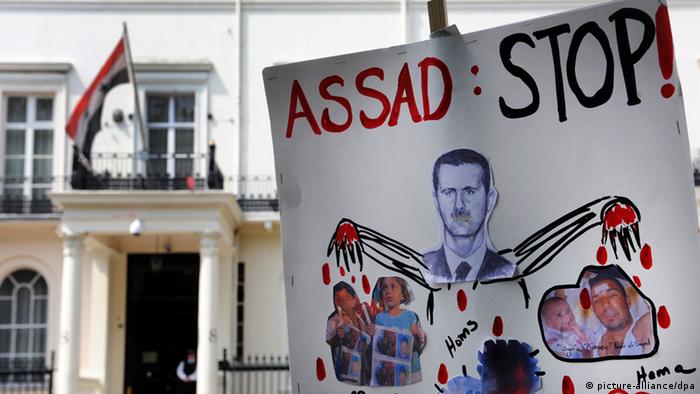 epa03240755 An anti-Syrian president Bashar al-Assad placard is seen outside the Syrian Embassy in London, Britain, 29 May 2012. Britain has expelled the ambassador of Syria from the UK in protest at the alleged massacre by security forces of more than 100 people in Houla, Syria. EPA/ANDY RAIN +++(c) dpa - Bildfunk+++